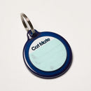 Eine Ansicht der Vorderseite der dunkelblauen elektronischen Identifikationsscheibe von Cat Mate mit einem Bereich in der Mitte für Besitzerangaben, vor weißem Hintergrund