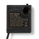 Eine Ansicht der schwarzen Pet Mate Wasserpumpeneinheit Modell 33501, die das Produktetikett mit Herstellungsdatum 060322, elektrischen Spezifikationen "AC 12V 50Hz 2.5W IPX6", Durchflussraten "Hmax:0,5m Qmax:220L/H", Warntext "Do not operate without water", Firmenangaben "PET MATE LTD. KT12 3PU. ENGLAND. MADE IN CHINA", Website "www.pet-mate.com" und CE-Kennzeichnung zeigt, mit einem kreisförmigen Ausgangsanschluss, der auf der rechten Seite sichtbar ist.