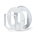 Eine seitliche Ansicht der weißen Komponenten des Cat Mate Katzenklappe-Adapter-Sets, einschließlich der Innen- und Außenseiten und des Adapters zur Unterstützung bei der Installation der entsprechenden Cat Mate Katzenklappe in Glas- oder Glasscheiben, vor weißem Hintergrund