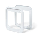 Eine seitlich abgewinkelte Ansicht der weißen Katzenklappe-Adapter-Kit-Teile für die Installation in UPVC- / Metalltüren vor einem weißen Hintergrund