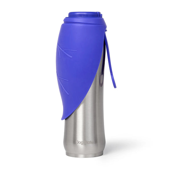 Dog Mate isolierte Edelstahl-Reiseflasche mit einer leuchtend blauen Silikon-Napf in Blattform, der um die Oberseite gewickelt ist. Die Flasche hat einen gebürsteten silbernen Edelstahlkörper mit sichtbarer Dog Mate-Markenprägung, und das flexible blaue Silikon-Blattdesign weist geprägte Blattaderdetails auf und lässt sich zu einem Trinknapf für Hunde aufklappen