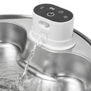 Edelstahl‑Haustiertrinkbrunnen von Dog Mate mit erhöhtem Wasserauslass, gleichmäßigem Wasserfluss, smarter Bedienoberfläche mit Tasten und Anzeigen sowie einem transparenten vertikalen Wasserstandfenster an der Vorderseite. Das moderne Design betont hygienischen Edelstahl und kontinuierliche Frischwasserzirkulation für Haustiere.
