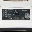 Foto, das das obere Bedienfeld einer Cat Mate automatischen Katzentoilette mit einem digitalen Touchscreen-Display zeigt, das WIFI-Konnektivität und Einstellungen bei 3/5 anzeigt. Die Überschrift 'Einrichtungs- und Konnektivitätsfunktionen' listet vier Funktionen mit Symbolen auf: Touchscreen-Panel für schnelle Einrichtung (Pfotenabdruck-Symbol), iOS- und Android-App-Kompatibilität (Katzengesicht-Symbol), Fernüberwachungsfunktionen (Stecker-Symbol) und Wartungserinnerungen (Uhr-Symbol). Ein QR-Code ist auf 