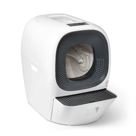 Weiße geschlossene Cat Mate automatische Katzentoilette mit modernem kugelförmigem Design, mit einer großen dunkelgrauen abgerundeten quadratischen Eingangsöffnung. Die Einheit verfügt über ein Bedienfeld oben, das mit iOS und Android kompatibel ist, belüftete Innenwände und eine ausziehbare perforierte Trittplattform an der Basis zum Auffangen von mitgeschleppter Streu. Der selbstreinigende Mechanismus mit rotierender Trommel ist durch die vordere Öffnung sichtbar.