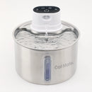 Vorderansicht des Cat Mate‑Edelstahl‑Haustierbrunnens auf weißem Hintergrund, gefüllt mit Wasser. Zu sehen sind die weiße Steuereinheit oben mit Symbolen und einem Bewegungssensor sowie eine gut erkennbare Min./Max.-Wasserstandsanzeige mit dem „Cat Mate“-Logo an der Seite des Beckens, während Wasser aus dem Pumpenauslass fließt.