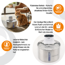 Ein flauschiger orangefarbener getigerter Kater sitzt neben einem Cat Mate‑Edelstahl‑Haustierbrunnen in einem modernen Wohnzimmer, mit einer Nahaufnahme des Produkts, die seinen flüsterleisen Betrieb, die 3‑Stufen‑Filtration und die Konstruktion aus lebensmittelechtem Edelstahl hervorhebt.