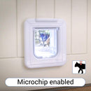Eine weiße Mikrochip-Katzenklappe, die in einer weißen Tür oder Wand installiert ist und die durchsichtige Plastikklappe zeigt, durch die eine Außenszene sichtbar ist. Das Bild enthält einen Überlagerungstext mit 'Microchip enabled' am unteren Rand und ein kleines Symbol einer schwarzen Katzensilhouette mit Radiowellen darüber in der unteren rechten Ecke, das die Mikrochip-Funktionalität der Haustiertür anzeigt.